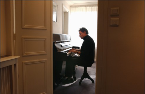 03/00/2003. Yves Simon, at home.