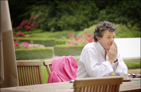 06/26/2004. EXCLUSIF. Jean-Louis Borloo, le ministre de l'Emploi, du Travail et de la Cohesion sociale travaillant, au ministere, sur le Plan de Cohesion sociale avant sa presentation en conseil des m...