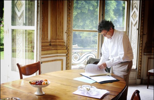 06/26/2004.  Jean-Louis Borloo, le ministre de l'Emploi, du Travail et de la Cohesion sociale travaillant, au ministere, sur le Plan de Cohesion sociale avant sa presentation en conseil des ministres ...