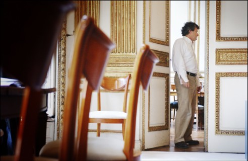 06/26/2004. EXCLUSIF. Jean-Louis Borloo, le ministre de l'Emploi, du Travail et de la Cohesion sociale travaillant, au ministere, sur le Plan de Cohesion sociale avant sa presentation en conseil des m...