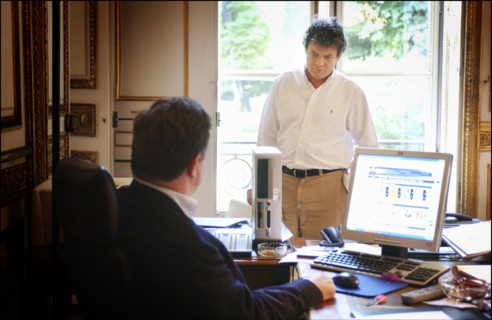 06/26/2004. EXCLUSIF. Jean-Louis Borloo, le ministre de l'Emploi, du Travail et de la Cohesion sociale travaillant, au ministere, sur le Plan de Cohesion sociale avant sa presentation en conseil des m...