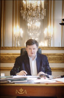 06/26/2004. EXCLUSIF. Jean-Louis Borloo, le ministre de l'Emploi, du Travail et de la Cohesion sociale travaillant, au ministere, sur le Plan de Cohesion sociale avant sa presentation en conseil des m...
