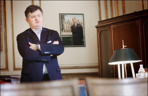 06/26/2004. EXCLUSIF. Jean-Louis Borloo, le ministre de l'Emploi, du Travail et de la Cohesion sociale travaillant, au ministere, sur le Plan de Cohesion sociale avant sa presentation en conseil des m...