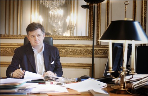 06/26/2004. EXCLUSIF. Jean-Louis Borloo, le ministre de l'Emploi, du Travail et de la Cohesion sociale travaillant, au ministere, sur le Plan de Cohesion sociale avant sa presentation en conseil des m...