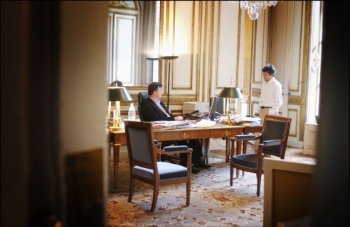 06/26/2004. EXCLUSIF. Jean-Louis Borloo, le ministre de l'Emploi, du Travail et de la Cohesion sociale travaillant, au ministere, sur le Plan de Cohesion sociale avant sa presentation en conseil des m...