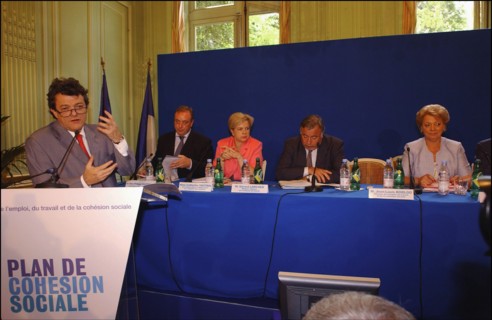 30/06/2004. Conference de presse de Jean-Louis Borloo, Ministre de l'Emploi, du Travail et de la Cohesion sociale, presentant le plan de cohesion sociale.