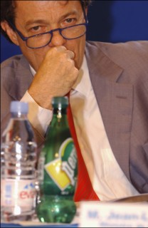 30/06/2004. Conference de presse de Jean-Louis Borloo, Ministre de l'Emploi, du Travail et de la Cohesion sociale, presentant le plan de cohesion sociale.