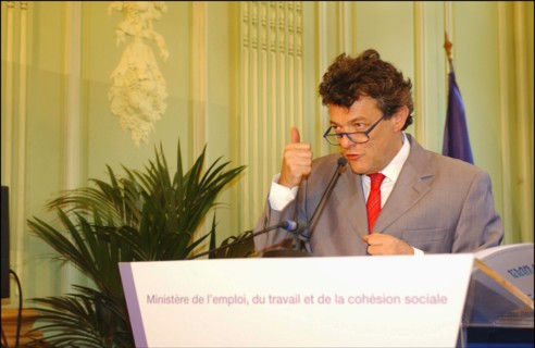 30/06/2004. Conference de presse de Jean-Louis Borloo, Ministre de l'Emploi, du Travail et de la Cohesion sociale, presentant le plan de cohesion sociale.
