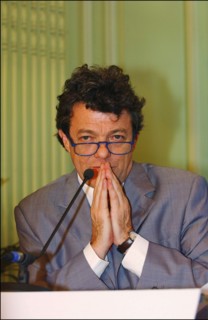 30/06/2004. Conference de presse de Jean-Louis Borloo, Ministre de l'Emploi, du Travail et de la Cohesion sociale, presentant le plan de cohesion sociale.