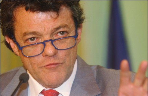 30/06/2004. Conference de presse de Jean-Louis Borloo, Ministre de l'Emploi, du Travail et de la Cohesion sociale, presentant le plan de cohesion sociale.