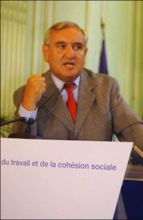 30/06/2004. Conference de presse de Jean-Louis Borloo, Ministre de l'Emploi, du Travail et de la Cohesion sociale, presentant le plan de cohesion sociale.