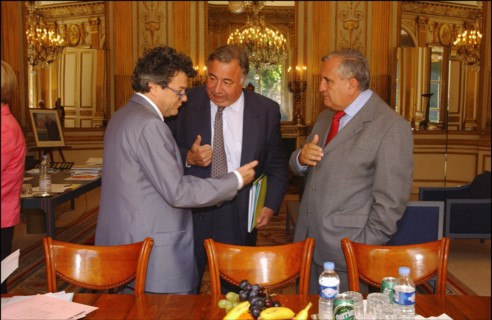 06/30/2004. EXCLUSIF. Jean-Louis Borloo, Ministre de l'Emploi, du Travail et de la Cohesion sociale, reçoit a son bureau Jean-Pierre Raffarin, Premier Ministre, avant la conference de presse presentan...