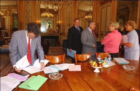 06/30/2004. EXCLUSIF. Jean-Louis Borloo, Ministre de l'Emploi, du Travail et de la Cohesion sociale, reçoit a son bureau Jean-Pierre Raffarin, Premier Ministre, avant la conference de presse presentan...