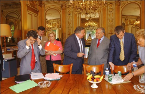 06/30/2004. EXCLUSIF. Jean-Louis Borloo, Ministre de l'Emploi, du Travail et de la Cohesion sociale, reçoit a son bureau Jean-Pierre Raffarin, Premier Ministre, avant la conference de presse presentan...