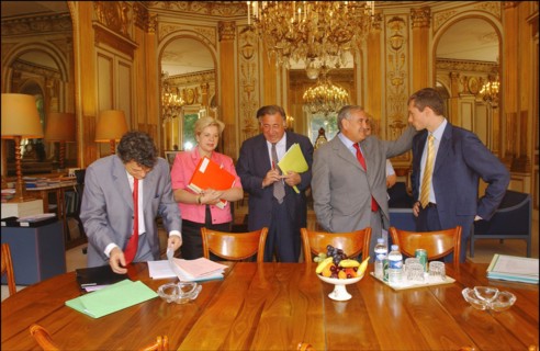 06/30/2004.  Jean-Louis Borloo, Ministre de l'Emploi, du Travail et de la Cohesion sociale, reçoit a son bureau Jean-Pierre Raffarin, Premier Ministre, avant la conference de presse presentant le Plan...