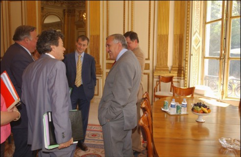 06/30/2004.  Jean-Louis Borloo, Ministre de l'Emploi, du Travail et de la Cohesion sociale, reçoit a son bureau Jean-Pierre Raffarin, Premier Ministre, avant la conference de presse presentant le Plan...