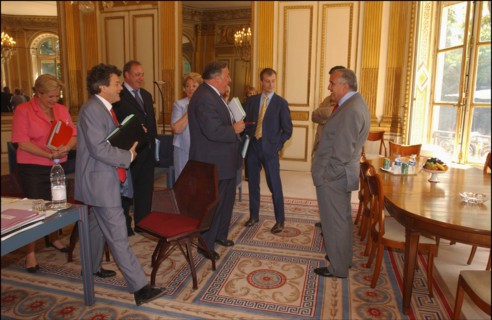 06/30/2004.  Jean-Louis Borloo, Ministre de l'Emploi, du Travail et de la Cohesion sociale, reçoit a son bureau Jean-Pierre Raffarin, Premier Ministre, avant la conference de presse presentant le Plan...