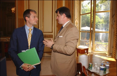 06/30/2004.  Jean-Louis Borloo, Ministre de l'Emploi, du Travail et de la Cohesion sociale, reçoit a son bureau Jean-Pierre Raffarin, Premier Ministre, avant la conference de presse presentant le Plan...
