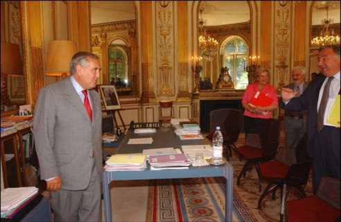 06/30/2004. EXCLUSIF. Jean-Louis Borloo, Ministre de l'Emploi, du Travail et de la Cohesion sociale, reçoit a son bureau Jean-Pierre Raffarin, Premier Ministre, avant la conference de presse presentan...