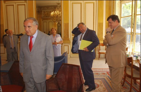 06/30/2004. EXCLUSIF. Jean-Louis Borloo, Ministre de l'Emploi, du Travail et de la Cohesion sociale, reçoit a son bureau Jean-Pierre Raffarin, Premier Ministre, avant la conference de presse presentan...