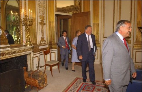 06/30/2004. EXCLUSIF. Jean-Louis Borloo, Ministre de l'Emploi, du Travail et de la Cohesion sociale, reçoit a son bureau Jean-Pierre Raffarin, Premier Ministre, avant la conference de presse presentan...