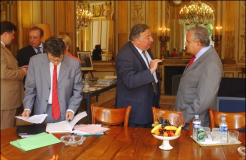 06/30/2004. EXCLUSIF. Jean-Louis Borloo, Ministre de l'Emploi, du Travail et de la Cohesion sociale, reçoit a son bureau Jean-Pierre Raffarin, Premier Ministre, avant la conference de presse presentan...