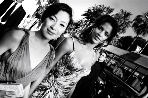 05/00/2006. Life in Cannes outside the Palais des Festivals.