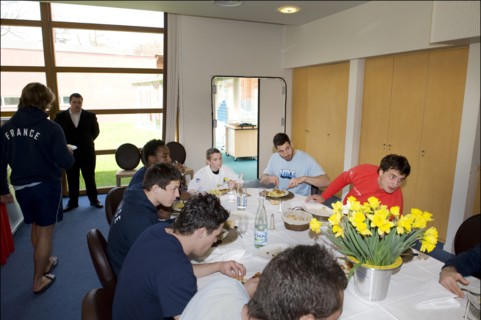 04/03/2008. Le XV de France soutient la lutte contre le cancer avec l'association 'Une Jonquille pour la Vie'.