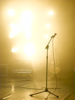 Patrick Bruel sur scène. Scène vide.