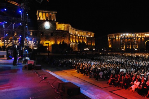 Concert de Charles Aznavour à Erevan (Arménie), le 30 septembre 2006