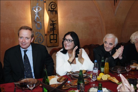 Dîner après le concert de Charles Aznavour à Erevan (Arménie), le 30 septembre 2006