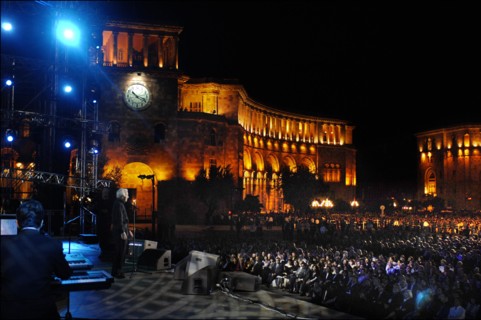 Concert de Charles Aznavour à Erevan (Arménie), le 30 septembre 2006