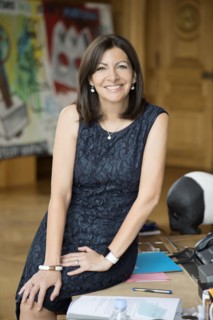 Anne Hidalgo dans son bureau de la Mairie de Paris (2016)