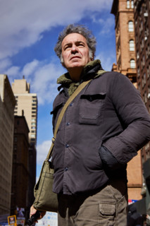 Benoît Cohen dans une manifestation anti-Trump, le 28 mars 2026