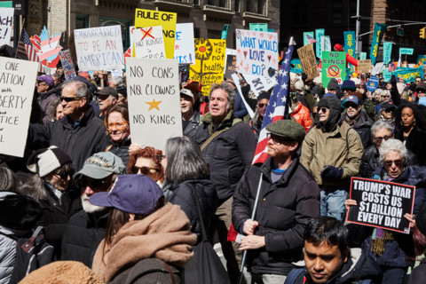 Benoît Cohen dans une manifestation anti-Trump, le 28 mars 2026