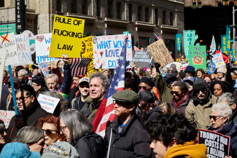 Benoît Cohen dans une manifestation anti-Trump, le 28 mars 2026