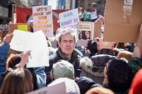 Benoît Cohen dans une manifestation anti-Trump, le 28 mars 2026