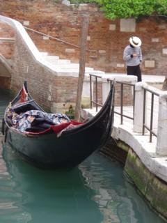 Venise. Gondolier à quai Palais Dario