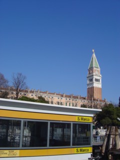 Arrêt du vaporetto San Marco à Venise avec vue sur le campanile Saint-Marc