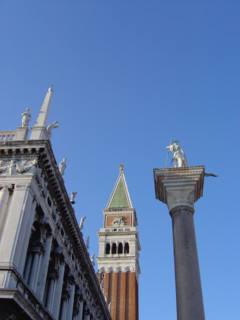 Vue sur le campanile de la place Saint Marc et la bibliothèque Marciana