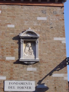Tableau sculpté de la Vierge à l'enfant