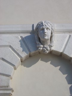 Tête sculptée sur une façade du quartier de Dorsoduro à Venise