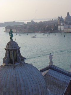 Vue aérienne des églises San Giorgio Maggiore et de la Salute à Venise