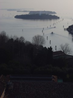 Vue aérienne de la lagune et de l'île San Clemente à Venise