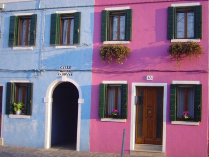 Venise, Burano, maisons de pêcheurs rose et bleue