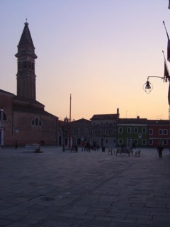 Venise Burano Piazza Galuppi au soleil couchant l'hiver, Campanile penché de l'Eglise San Martino