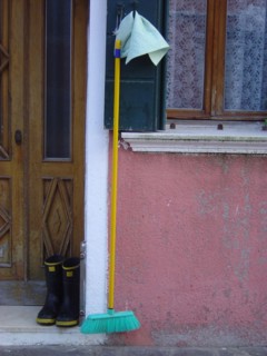 Venise Burano maison de pêcheur, bottes et balai