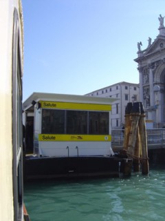 Venise, Grand Canal, arrêt du vaporetto Salute