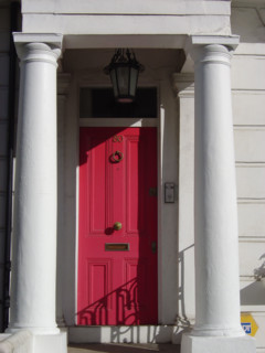Londres, Notting Hill, façade, porte d'entrée à colonnes, blanc et rose