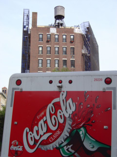 New-York (USA), Manhattan, camion Coca Cola devant un immeuble